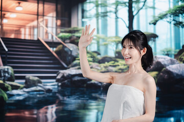 温泉を楽しむ若い女性