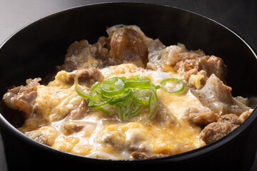 牛すじ卵とじ丼