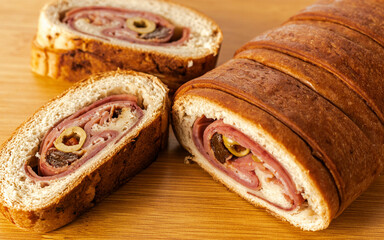 pan de jamon con tocino aceitunas y pasas