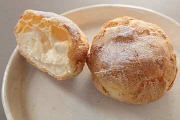 皿にのったシュークリーム