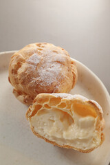 皿にのったシュークリーム