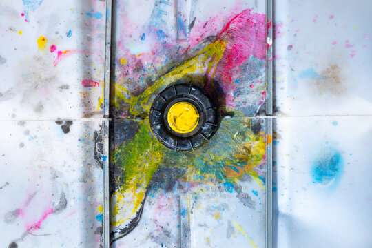 Bunte Oberfl&auml;che eines Sammelbeh&auml;lters f&uuml;r Druckerei Farben