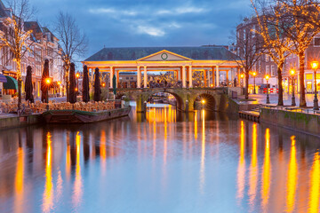 Night Leiden canal Oude Rijn and bridge Koornbrug in Christmas illumination, Holland, Netherlands. - obrazy, fototapety, plakaty