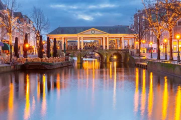 Fototapeten Night Leiden canal Oude Rijn and bridge Koornbrug in Christmas illumination, Holland, Netherlands. © Kavalenkava