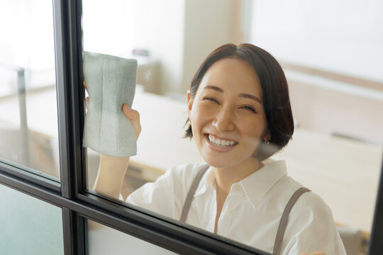 カフェ　女性	
 - Powered by Adobe