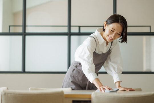 カフェ　女性	
 - Powered by Adobe