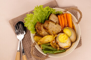 Selat Solo or Salat or Salad Solo is  Javanese Dish of Braised Beef Steak in Sweet Soy Sauce with Eggs, Potatoes and Vegetables.