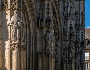 Statues de la fa&ccedil;ade de la coll&eacute;giale Saint-Vulfran &agrave; Abbeville, Somme, France
