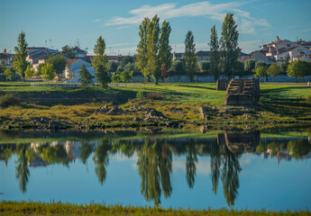 Obraz premium Reflets sur le Tage et le vieux pont entre Barreiras do Tejo et Rossio Ao Sul do Tejo à Abrantes, Ribatejo, Portugal