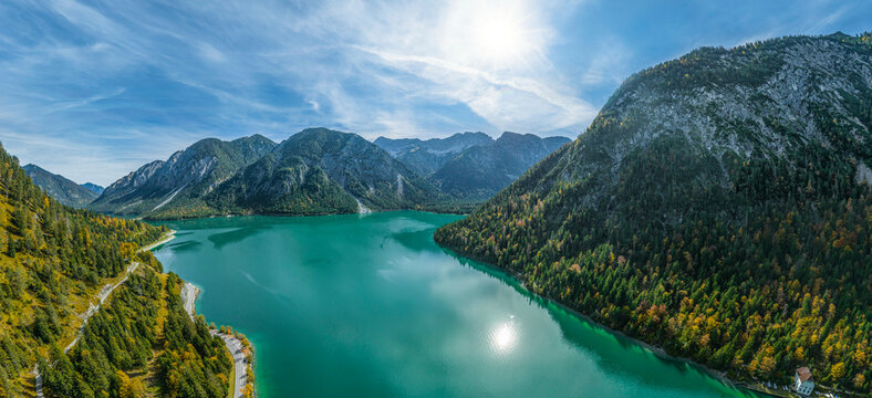 Panoramablick auf den romantisch eingebetteten Plansee im Naturpark Reutte