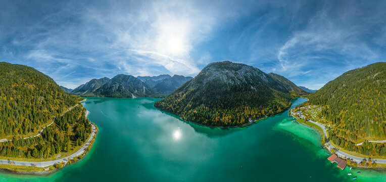 Blick auf das smaragdgr&uuml;ne Wasser des Plansee im Tiroler Ausserfern