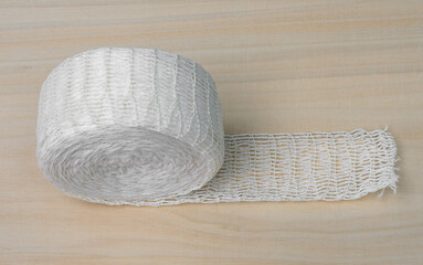 Biała siatka wędliniarska do szynek i baleronów izolowana z bliska © Paweł Kacperek