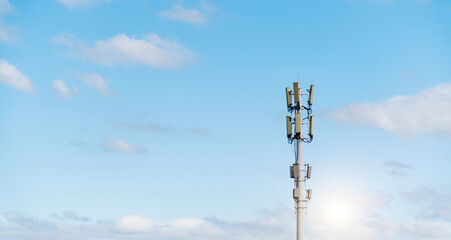Obraz premium Mobile communication base station under sky