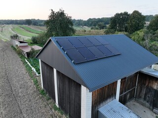Fotowoltaika na dachu, darmowy prąd, odnawialne źródła energii  - obrazy, fototapety, plakaty
