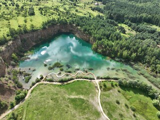 jezioro o przezroczystej wodzie pośród lasu oraz odbijające niebo, ekologiczny ekosystem, czyste powietrze, czysta woda,  świeże powietrze, las oraz woda  © klumb