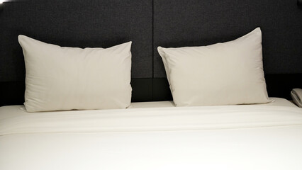 Pora spać, sypialnia z białymi poduszkami - obrazy, fototapety, plakaty