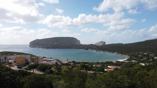 survol des plages de capo caccia au nord de la Sardaigne en Italie vers Alghero	