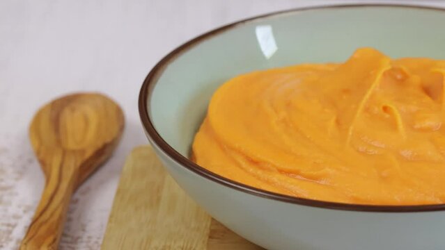plat de pur&eacute;e de patates douces, en gros plan