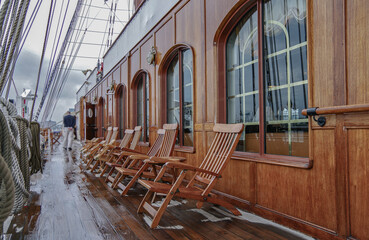 Sonnenliegen auf Luxus Kreuzfahrtschiff - Sun loungers and deck chairs on luxury windjammer sailing...
