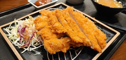 Eat crispy and light pork cutlet