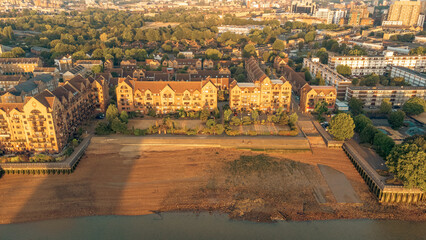 Naklejka premium an aerial view of city buildings, boats, and large lake