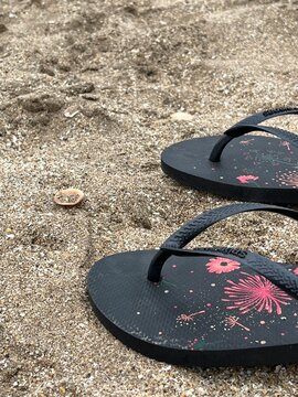 ojotas sobre la arena de la playa