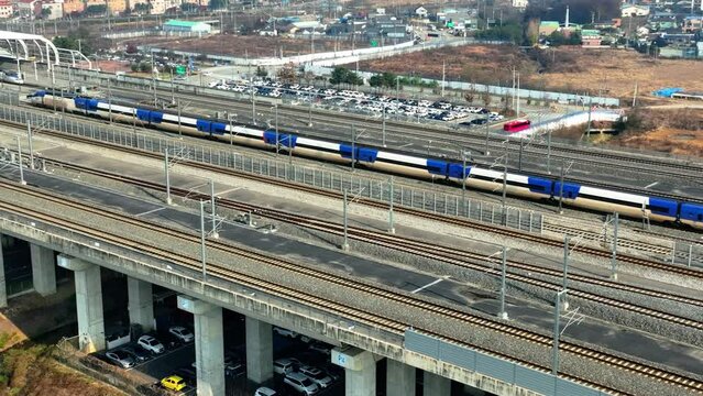 Korea's high-speed railway is passing the bridge, KTX