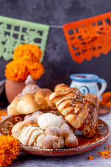 pan de muerto y chocolate caliente, tipico alimento de la comida mexicana para celebrar en familia