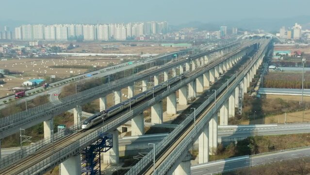 Korea's high-speed railway is passing the bridge, KTX