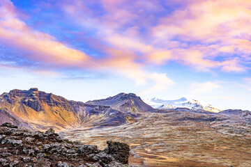 wunderschöne bunte vulkanische Berglandschaft in Island