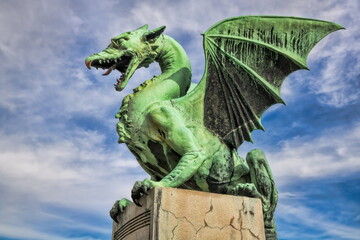 ljubljana, slowenien - drache auf der drachenbrücke vor blauem himmel