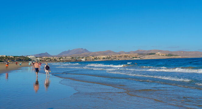 Spaziergang am Strand bei Costa Calma auf Fuerteventura bei Sonne und sch&ouml;nem Wetter