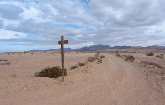 Wegweiser im Naturschutzgebiet zwischen La Pared und Costa calma, Fuerteventura