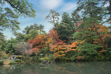 紅葉の兼六園の瓢池