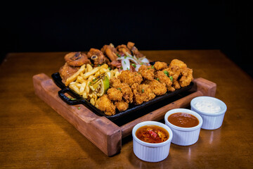 porção de carne porco batatinha frita frango