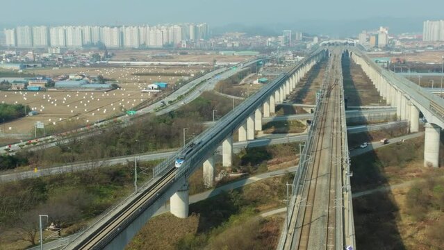 Korea's high-speed railway is passing the bridge, KTX