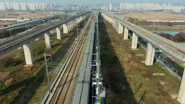 Korea's high-speed railway is passing the bridge, KTX