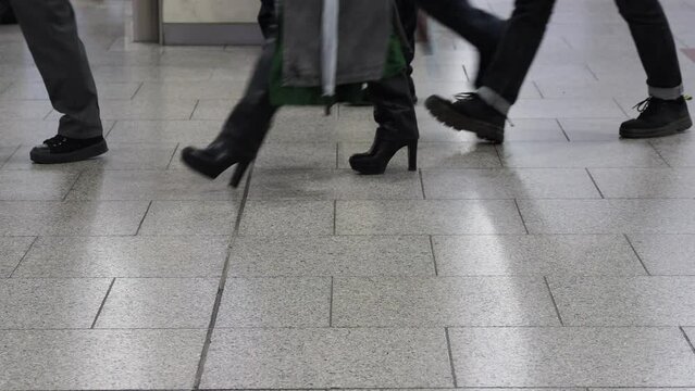 冬の電車の駅の構内の歩く人々の姿