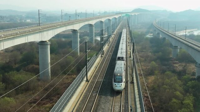 Korea's high-speed railway is passing the bridge, KTX