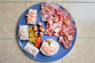 antipasto misto italiano su piatto fotografato dall'alto, italian mixed appetizer on a plate photographed from above