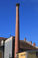 Schornstein mit Storchennest im Zentrum von Landau an der Isar in Bayern	