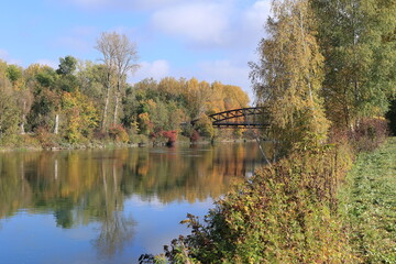 Der Fluss Isar bei Landau an der Isar im Herbst	
