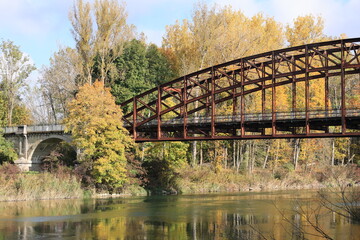 Der Fluss Isar bei Landau an der Isar im Herbst	
