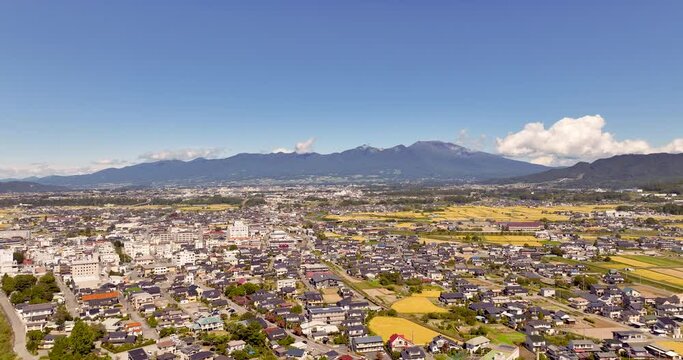 空撮 - 日本の長野県佐久市 都市風景 秋 ビジネス素材 観光素材 上昇する