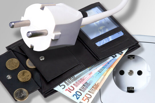 Stecker mit Steckdose und Portemonnaie mit Euroscheinen und Euromünzen vor neutralem Hintergrund
