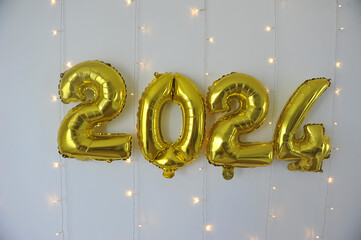feliz ano novo, 2024 com balões dourados, simbolo de riqueza e prosperidade para ano novo 