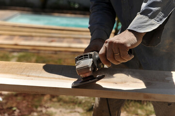 trabalhador lenhador plainando tabua de madeira com ferramenta de trabalho