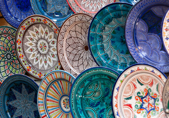 Beautiful and colorful ceramic plates for sale in Marrakech, Morocco. - obrazy, fototapety, plakaty
