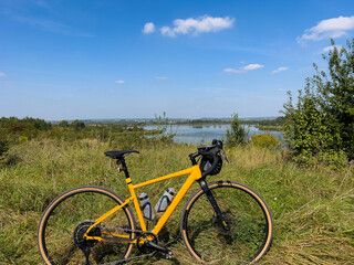 Naklejka premium Gravel bicycle in the city park on the spring season