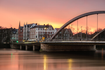 Sonnenaufgang an Weser in Minden bei Hochwasser mit Brücke